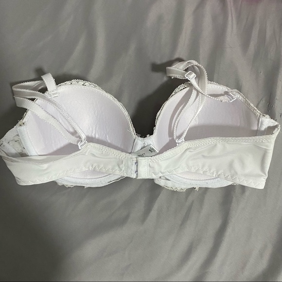 Bras - Picture 9 of 9